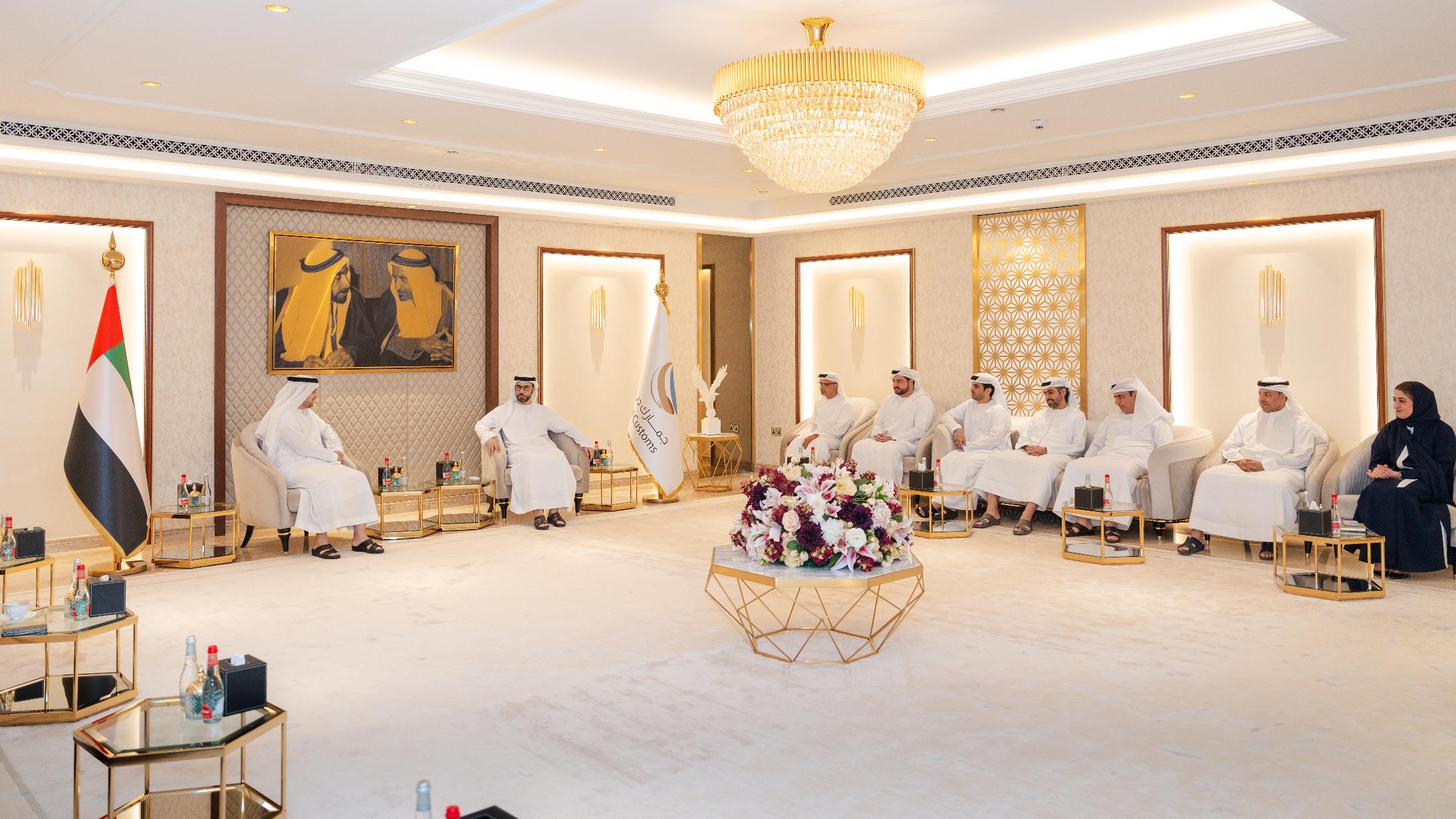 جمارك دبي تستقبل الشيخ منصور بن إبراهيم المعلا لبحث سبل التعاون وتعزيز الشراكة المؤسسية والاستراتيجية