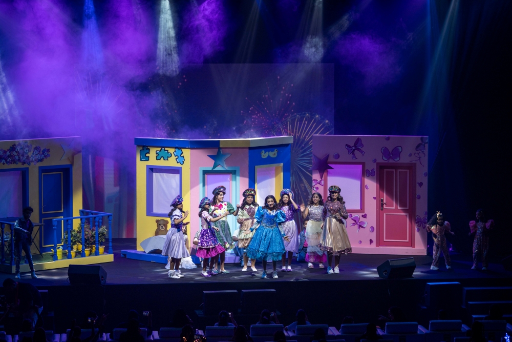 مسرح “الشارقة الدولي للكتاب” يُشعل أحلام الصغار في “الخشيشة”